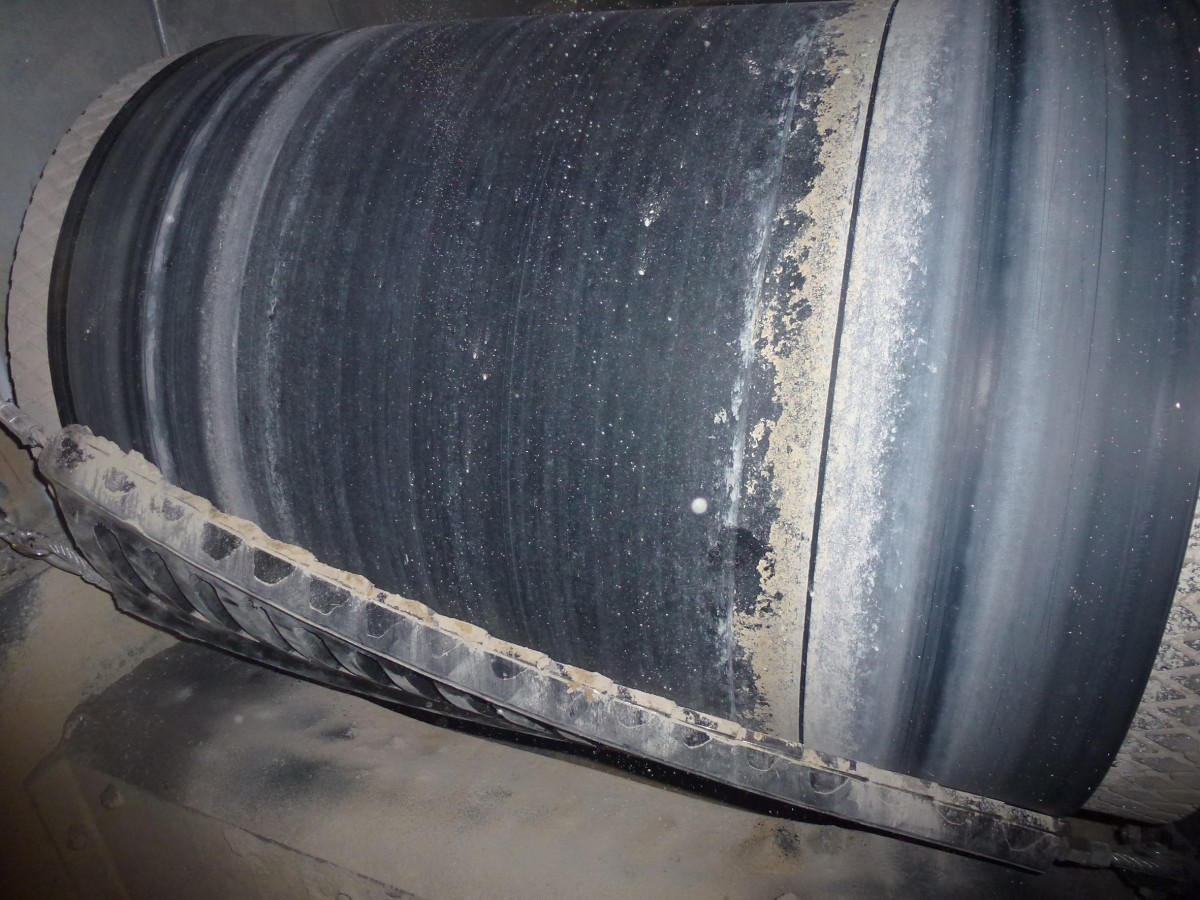 為解決傳送帶上的回運物料問題，技術(shù)人員安裝了 CleanScrape? 清掃器。(圖2)